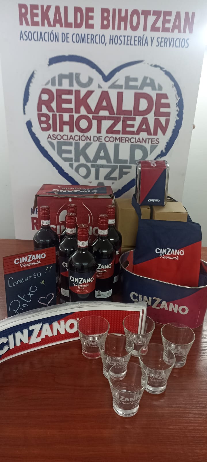 pintxo erreka edaria erreka pintxo lagunak pintxo  edaria lagunak  ERREKALDEKO IX PINTXO LEHIAKETA de  compartir con amigos Es tiempo Consigue tu cartilla rutera,  recolecta los sellos de los bares y concursa por premios junto a CINZANO.